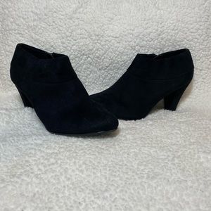 Black suede heels size 8